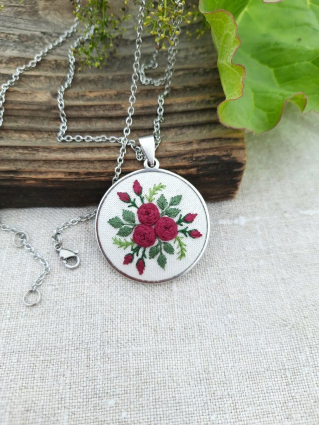 Haftowany medalion - fuksja