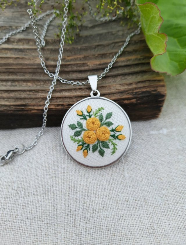 Haftowany medalion - żółty