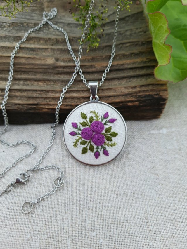 Haftowany medalion - fioletowy