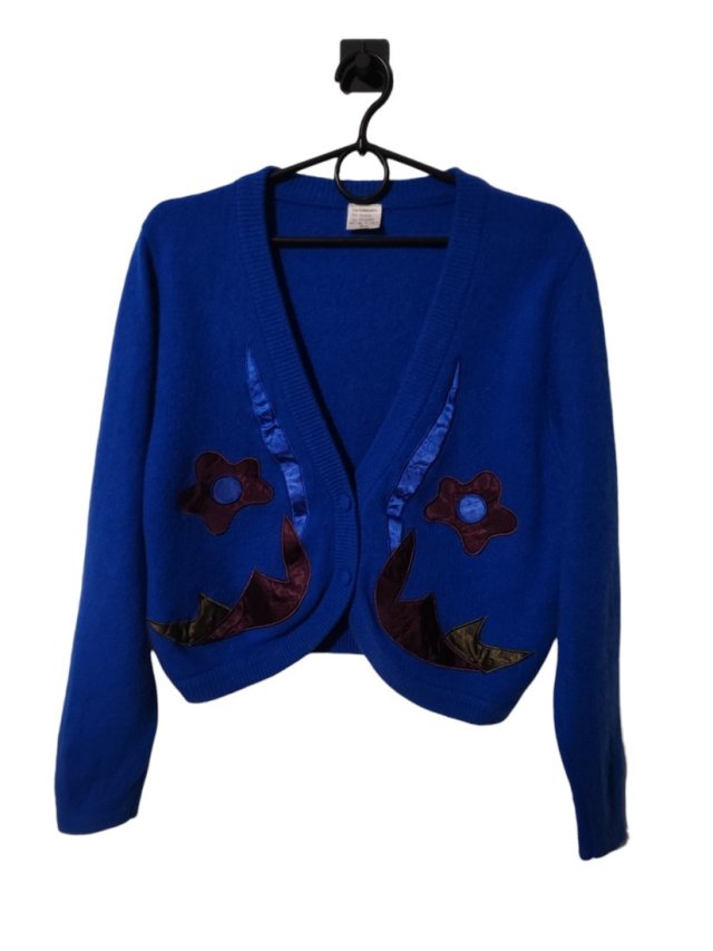 Niebieski kardigan vintage z aplikacjami kwiatowymi z jedwabiu – lambswool & angora, miękki, ciepły, retro 70s styl, krótki fason, rozmiar 36/38