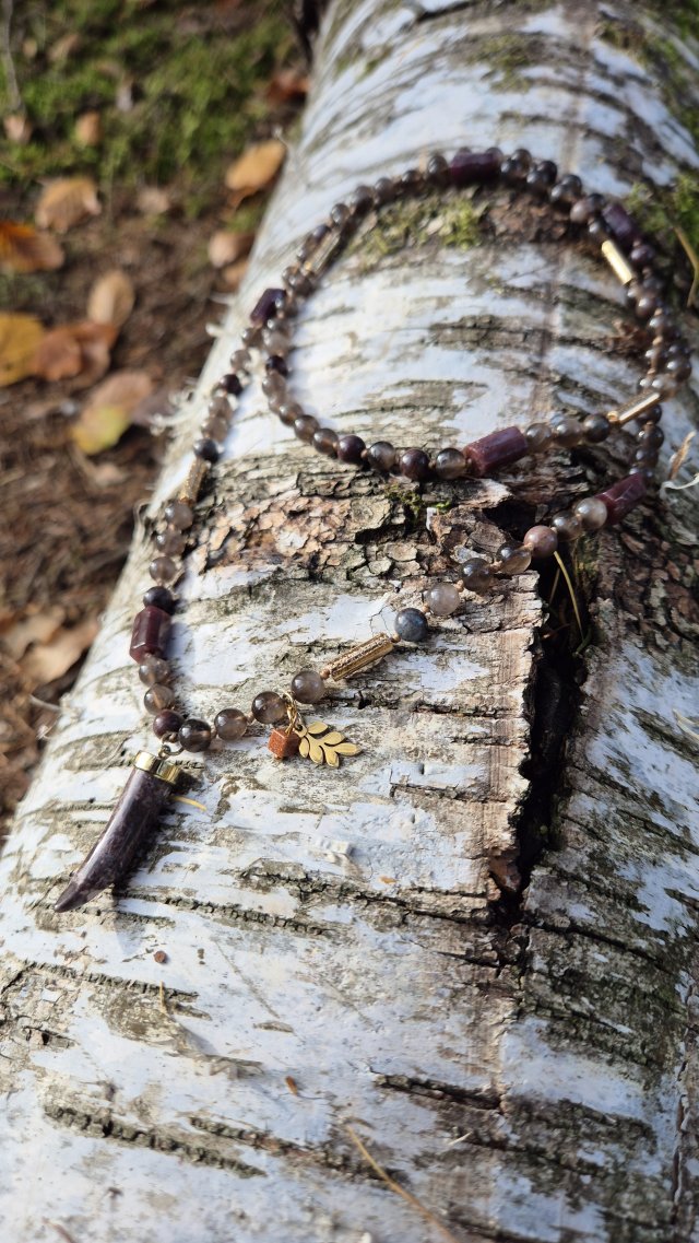 Długi naszyjnik z kamieni naturalnych