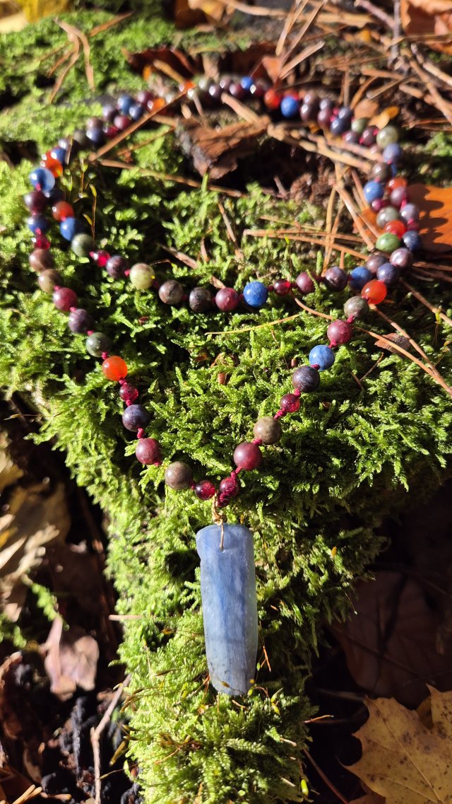 Długi naszyjnik z kamieni naturalnych