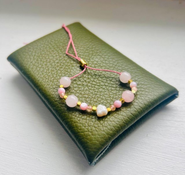 Bransoletka ręcznie robiona z naturalnych kamieni na  jedwabnej nitce