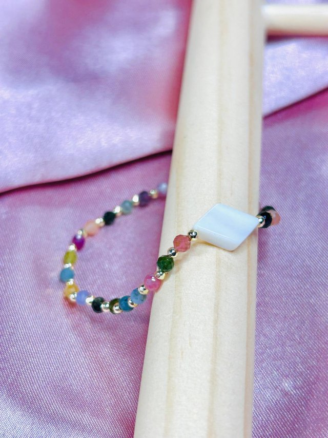 Bransoletka na gumce z kolorowych turmalinów i masy perłowej
