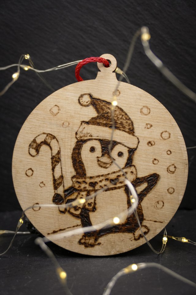 Drewniane wypalane ręcznie bombki - Pingwin 1 - święta, mikołajki, boże narodzenie, prezent, upominek, gwiazdka, zabawne