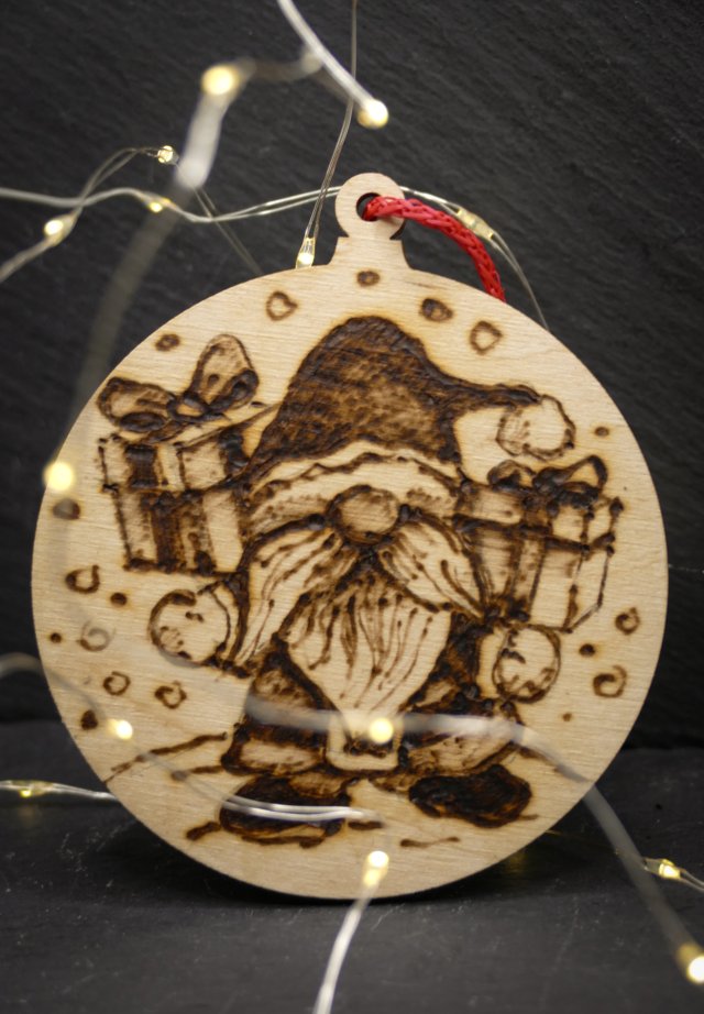 Drewniane wypalane ręcznie bombki - Skrzat 1 - święta, mikołajki, boże narodzenie, prezent, upominek, gwiazdka, zabawne