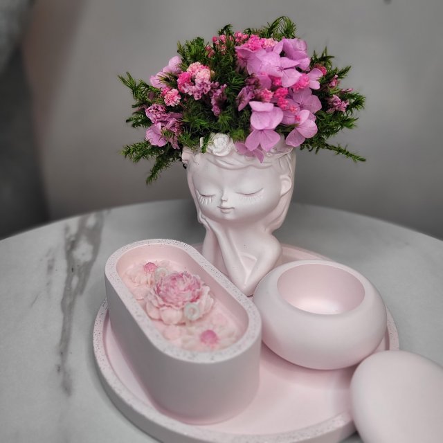 Zestaw dekoracyjny "Dziewczynka z kwiatami"