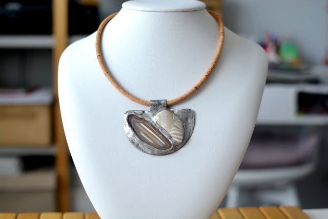 naszyjnik z korka z witrażowym wisiorem BEIGY krzemień pasiasty, agat