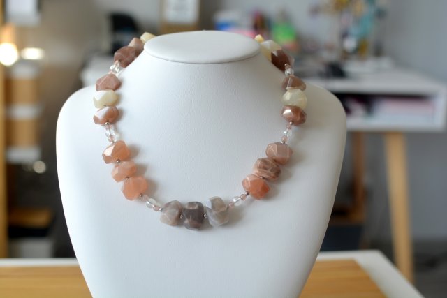 NASZYJNIK COSTA DEL SOL KAMIEŃ SŁONECZNY, KRYSZTAŁ GÓRSKI, JADEIT