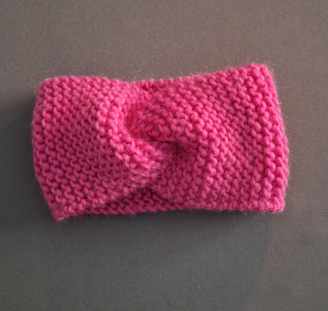 Wełniana OPASKA na włosy – idealna na chłodne dni – NEONOWY RÓŻ, wykonana na DRUTACH
