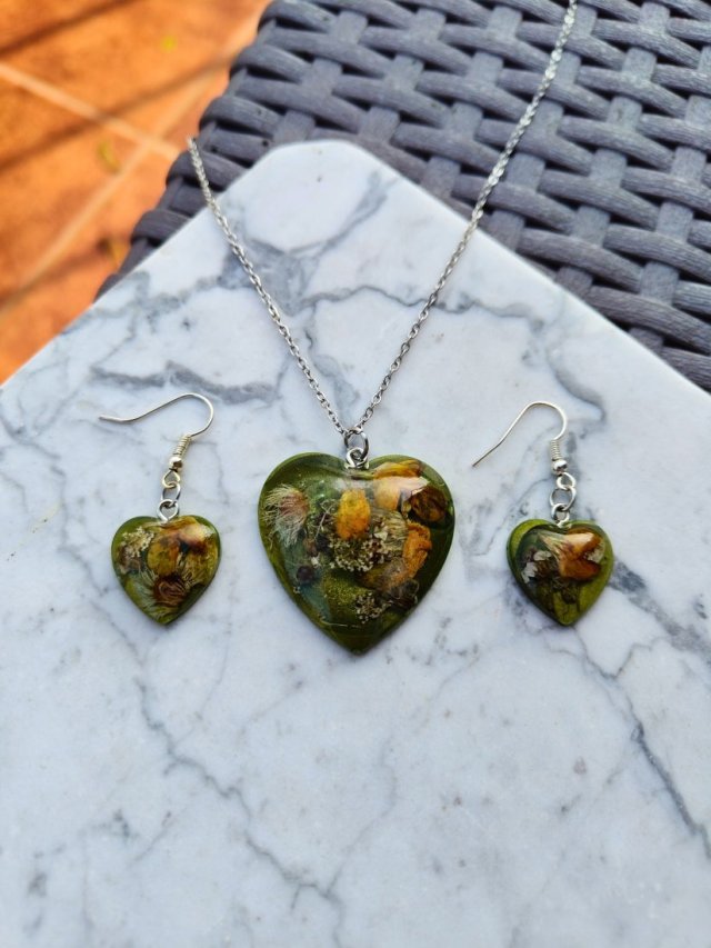 Komplet biżuterii z żywicy - kolczyki i wisiorek w kolorze zielonym - ZIELONA DUSZA
