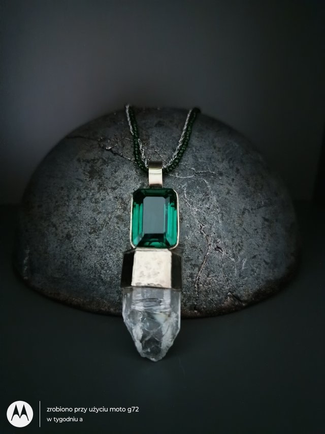 Amulet że szmaragdem i dolnośląskim kryształem górskim