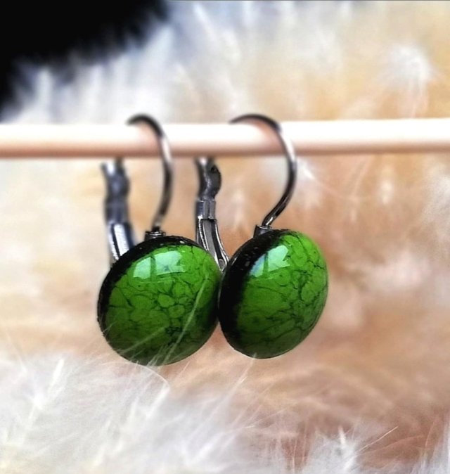 Damskie zielone kolczyki wiszące hand-made CERAMICZNE KOLCZYKI DŁUGIE MINIMALISTYCZNE ceramiczny prezent dla niej BIŻUTERIA AUTORSKA GAIA-ceramika