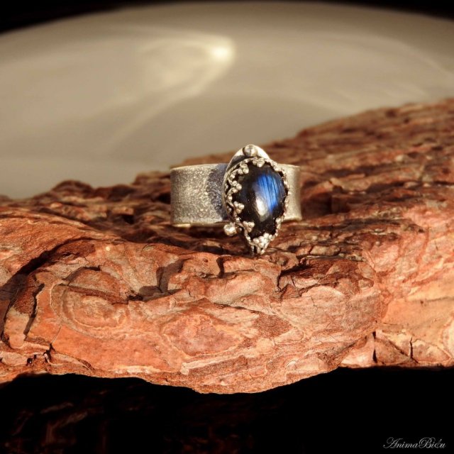 Obrączka srebrna z ciemnym labradorytem regulowana