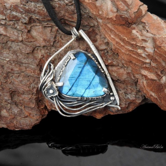 Wisiorek srebrny z labradorytem trójkąt z kwiatkiem