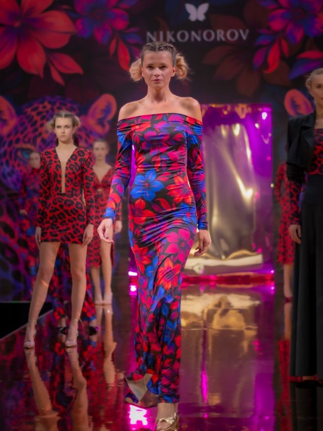 Sukienka z odsłoniętymi ramionami - Julia Maxi Flower Power