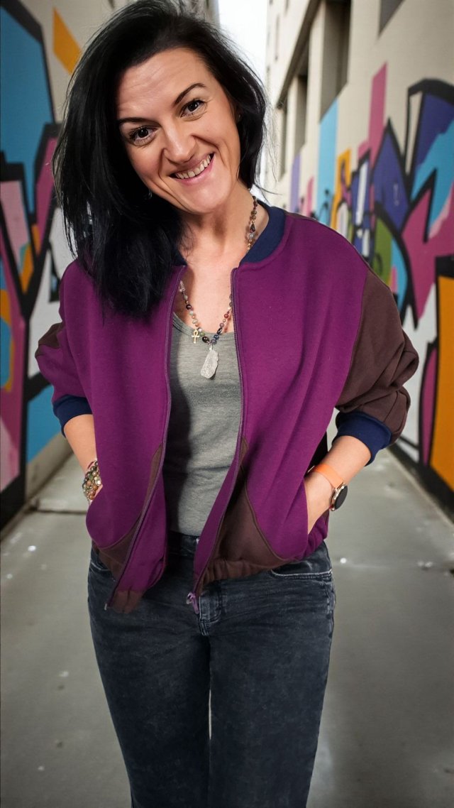 Ciepła bomberka z szerokimi rękawami