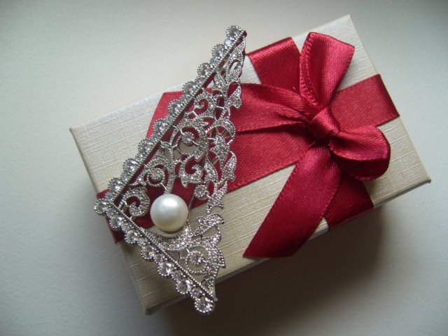 KORONKOWA BROSZA Z PERŁĄ