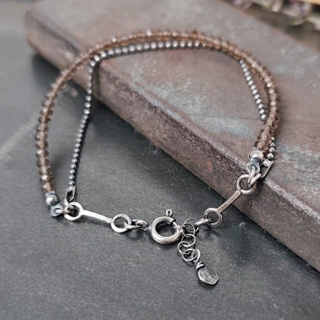 Delikatna srebrna bransoletka z kwarcem dymnym