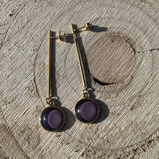 Złote kolczyki FALL – ciepły blask jesieni w odcieniach śliwki