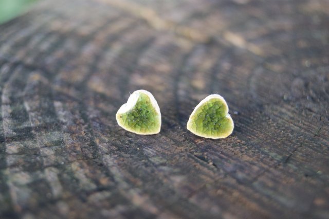 Malutkie zielone serduszka ceramiczne kolczyki/stal chirurgiczna