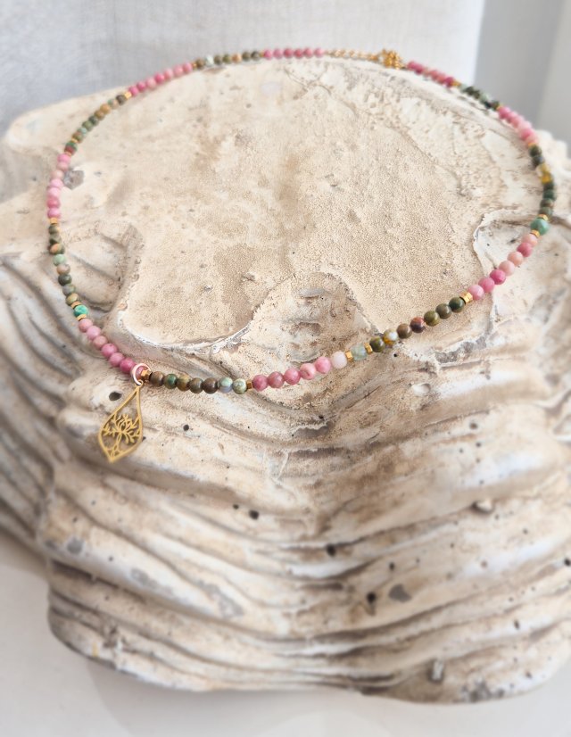 naszyjnik z rodonitu i ryolitu