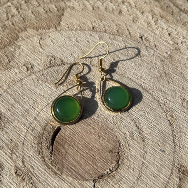 Kolczyki PETRA łezki w kolorze złotym z zielonym onyksem – elegancka biżuteria handmade