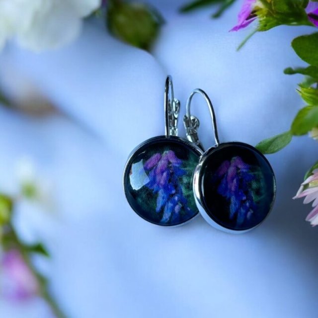 Kolczyki ŁĄKA w kolorze srebrnym – okrągłe kolczyki z motywem wyki