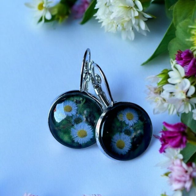 Kolczyki ŁĄKA w kolorze srebrnym – okrągłe kolczyki z motywem przymiotna