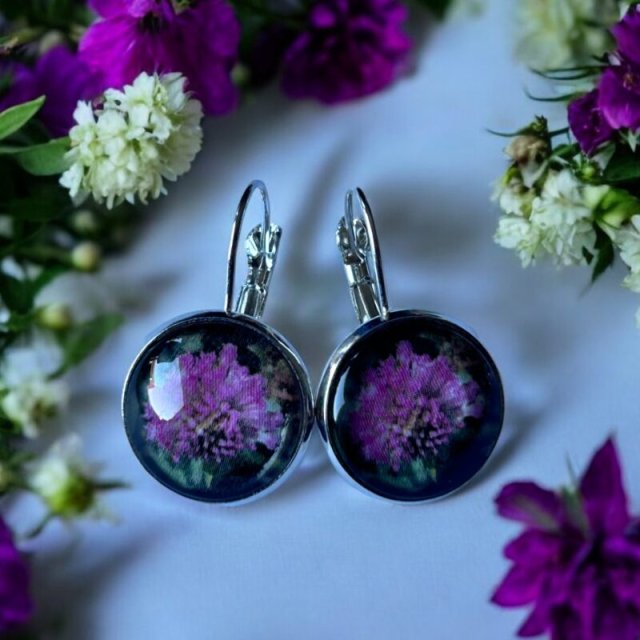 Kolczyki ŁĄKA w kolorze srebrnym – okrągłe kolczyki z motywem koniczyny