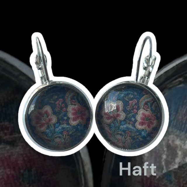 Kolczyki w kolorze srebrnym – okrągłe kolczyki z motywem haftu