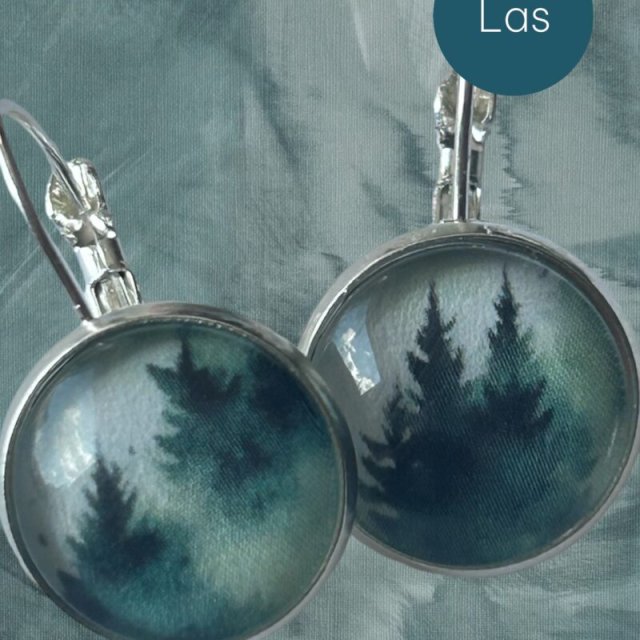 Kolczyki w kolorze srebrnym – okrągłe kolczyki z motywem lasu