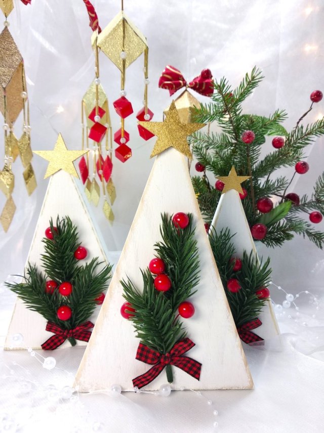 Ręcznie robione choinki z drewna - dekoracja świąteczna.