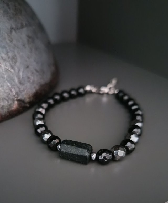 Turmalin z hematytem