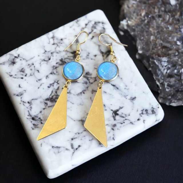 Długie kolczyki w kolorze złotym – kolczyki z błękitnym oczkiem