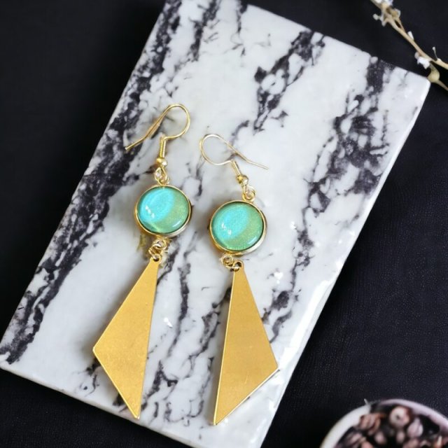 Długie kolczyki w kolorze złotym – kolczyki z seledynowym oczkiem