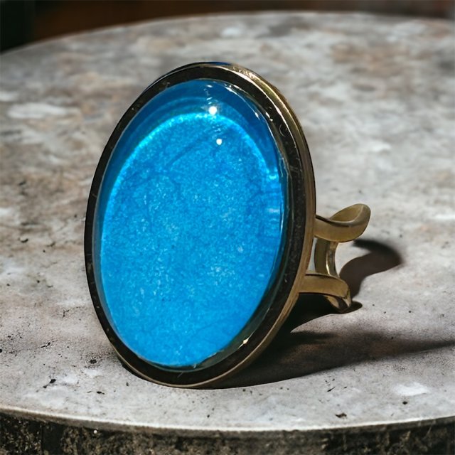 Pierścionek w kolorze złotym – owalny pierścionek z cyjanowym oczkiem