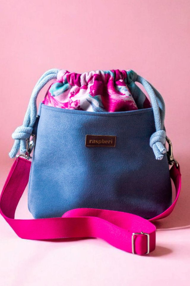 Różowo-niebieska listonoszka z kominem w kwiaty