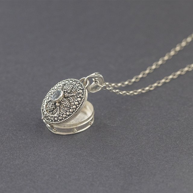 Srebrny sekretnik z topazem