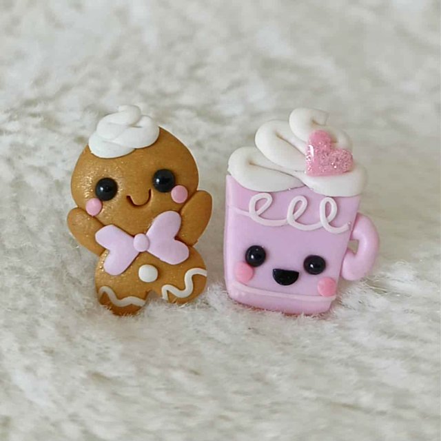 Różowe świąteczne kolczyki pierniczek i kubek