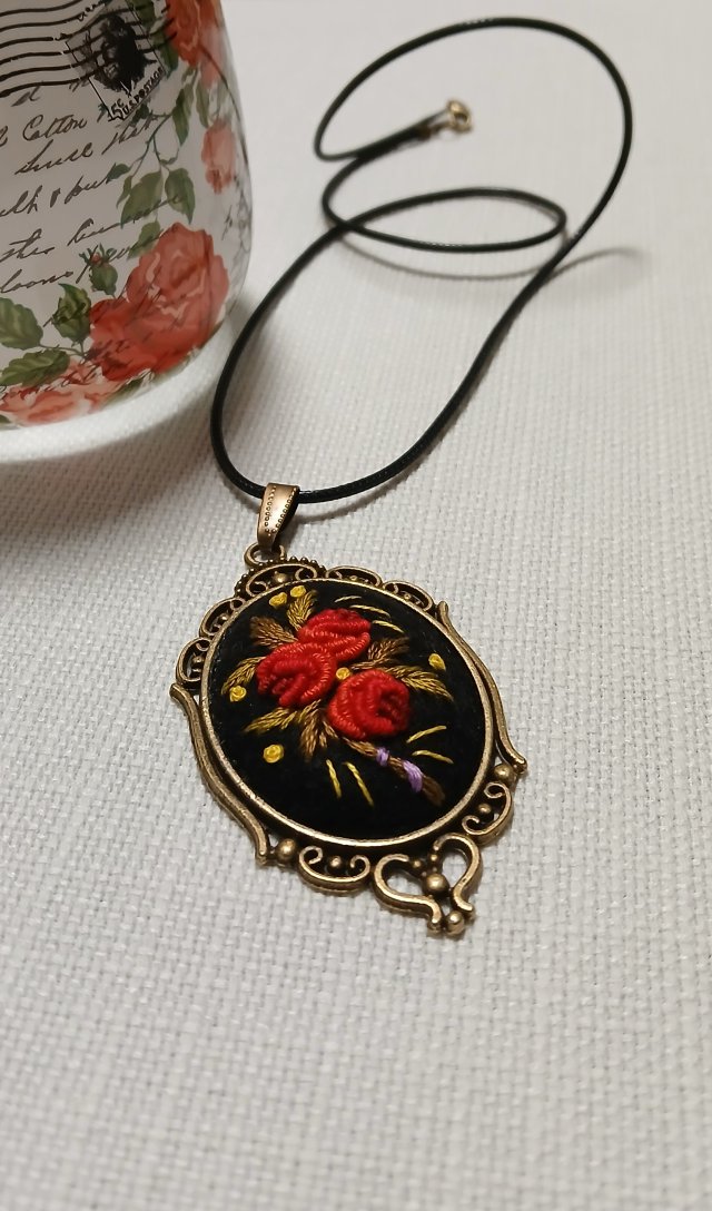 Ręcznie haftowany wisior  JESIEŃ