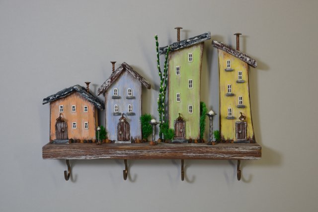 Drewniany wieszak na klucze – kolorowe domki, ręcznie robiony, dekoracja ścienna