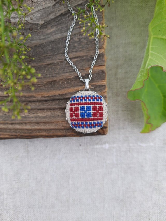 Wisiorek z haftem łemkowskim