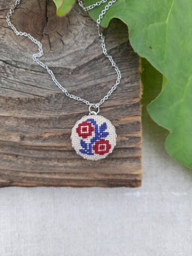 Wisiorek z haftem karpackim