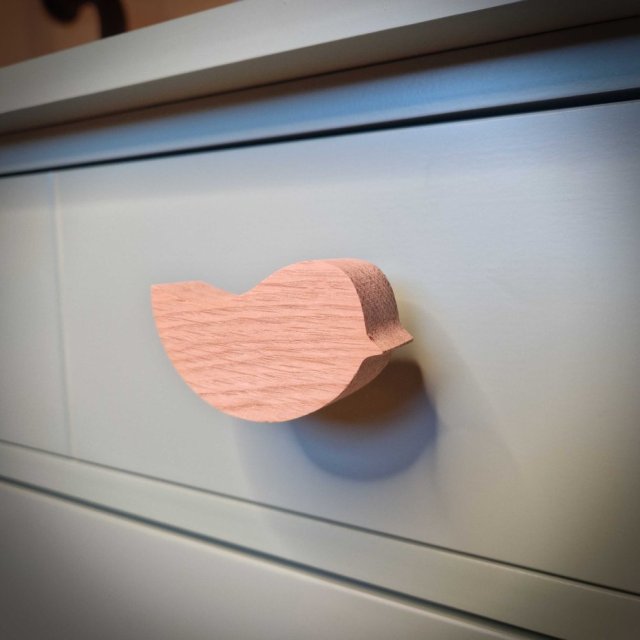 Drewniana gałka uchwyty do mebli. Zwierzątka leśne - wzór ptak, ptaszek gałka z drewna, leśny pokój dziecka w stylu boho v2