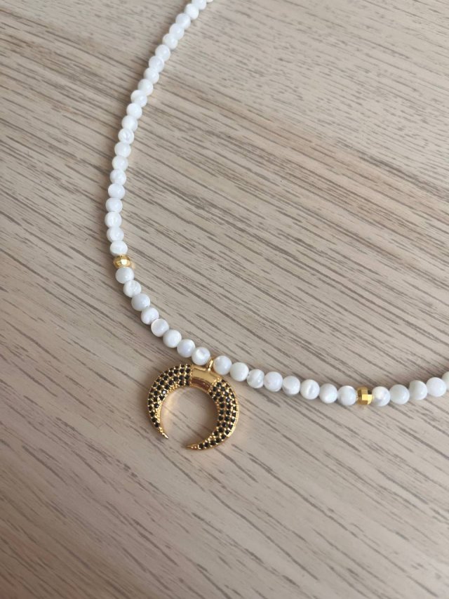 Choker z wisiorkiem w kształcie księżyca