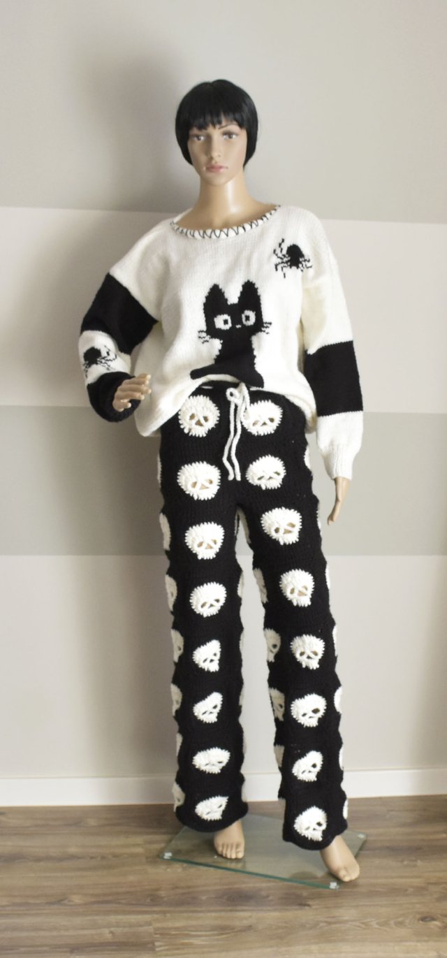Ręcznie robione spodnie szydełkowe z czaszkami