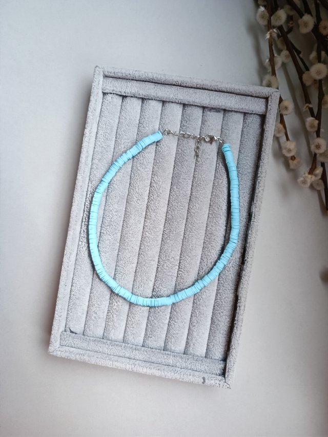Niebieski choker