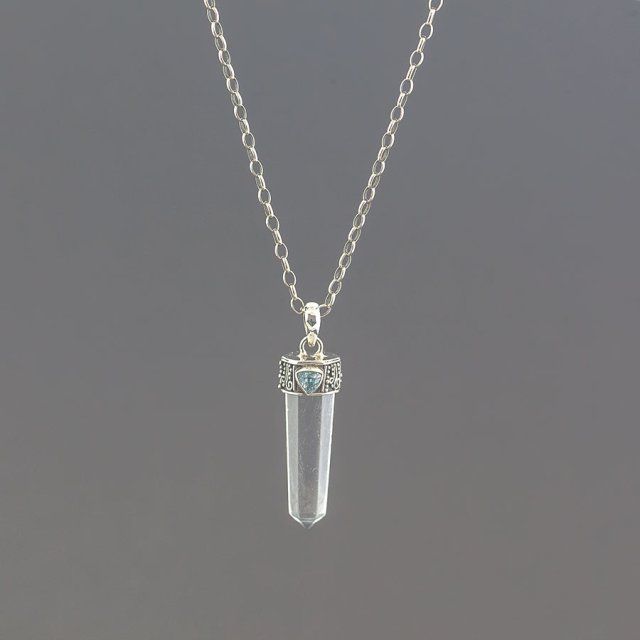 Srebrny wisiorek z kryształem górskim i topazem