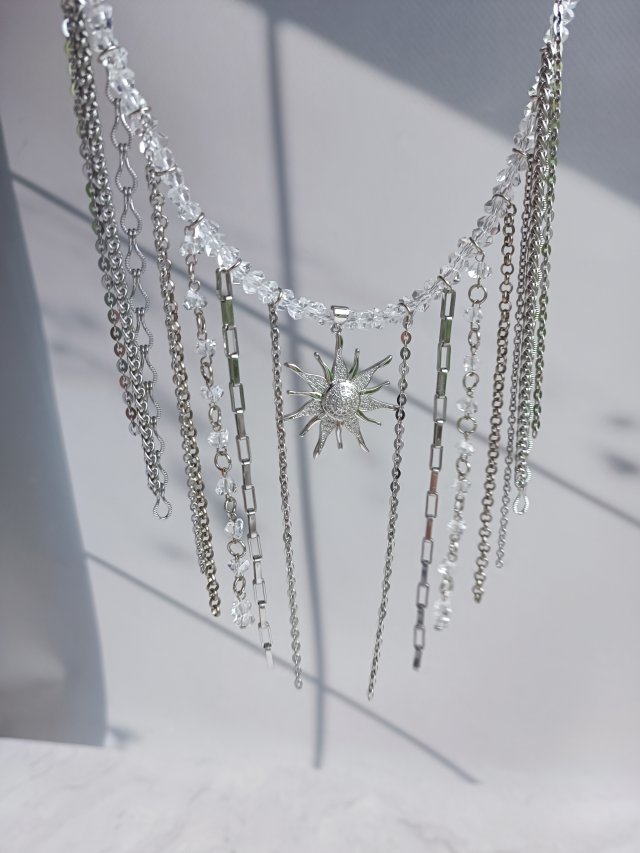 Choker z łańcuszkami
